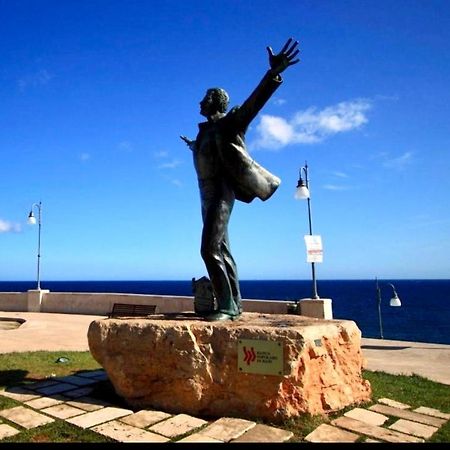 Вилла Polignano A Mare: Sulla Piazza Di Domenico Modugno Экстерьер фото