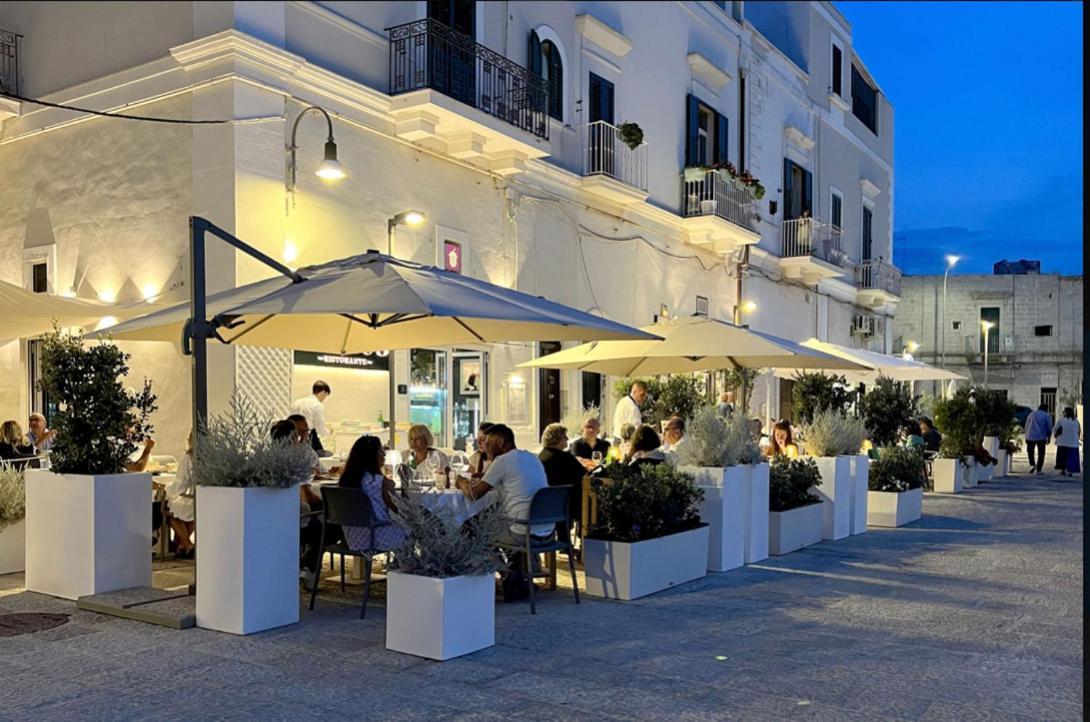 Вилла Polignano A Mare: Sulla Piazza Di Domenico Modugno Экстерьер фото