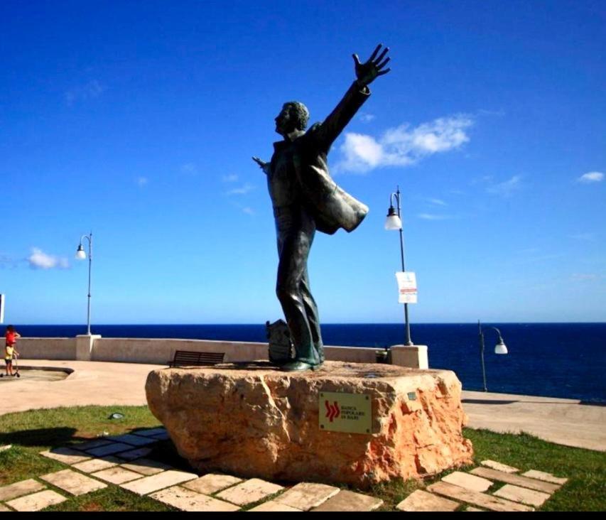 Вилла Polignano A Mare: Sulla Piazza Di Domenico Modugno Экстерьер фото